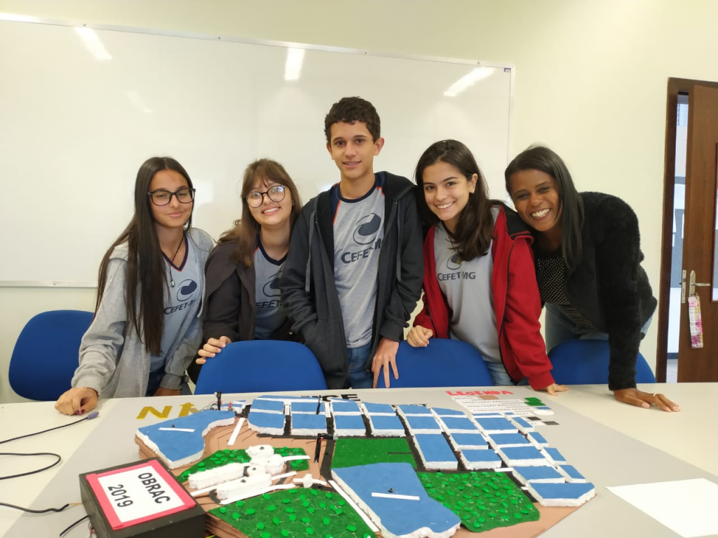 Ana Clara, Ana Luíza, Luís Henrique, Sofia e Professora Nádia Cristina.